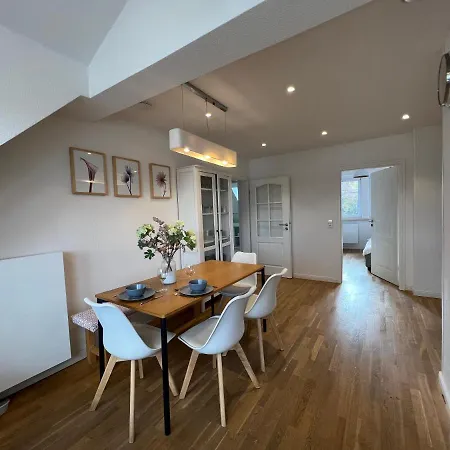 Schoene Altbauwohnung Mit Grosser Dachterrasse Fuer Bis Zu 8 Personen *