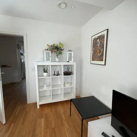 Schoene Altbauwohnung Mit Grosser Dachterrasse Fuer Bis Zu 8 Personen דירה *