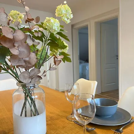 Schoene Altbauwohnung Mit Grosser Dachterrasse Fuer Bis Zu 8 Personen דירה לוראך