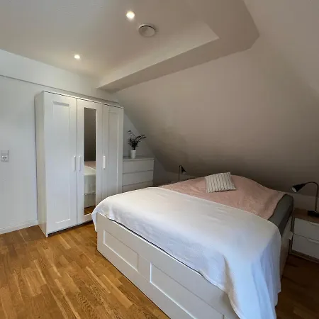 Schoene Altbauwohnung Mit Grosser Dachterrasse Fuer Bis Zu 8 Personen * لاروش