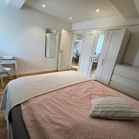 Schoene Altbauwohnung Mit Grosser Dachterrasse Fuer Bis Zu 8 Personen *