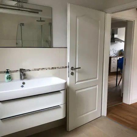 Schoene Altbauwohnung Mit Grosser Dachterrasse Fuer Bis Zu 8 Personen شقة