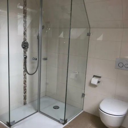 Schoene Altbauwohnung Mit Grosser Dachterrasse Fuer Bis Zu 8 Personen شقة *
