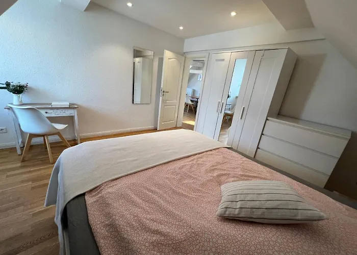 Schoene Altbauwohnung Mit Grosser Dachterrasse Fuer Bis Zu 8 Personen *